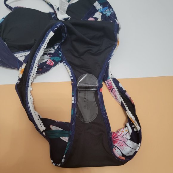 CUPSHE Women's Low Rise Cutout Criss Cross Bikini Swimsuit Set - Picture 13 of 14